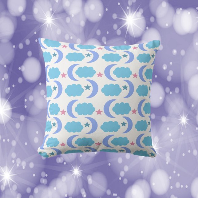Almofada Lua Cloud Stars Padrão Roxo Azul (A throw pillow with a moon, cloud and star pattern done in blue, purple and pink.)