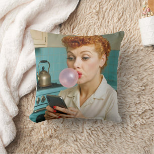 Almofada Lucille Ball Enviando SMS em um Telefone Celular