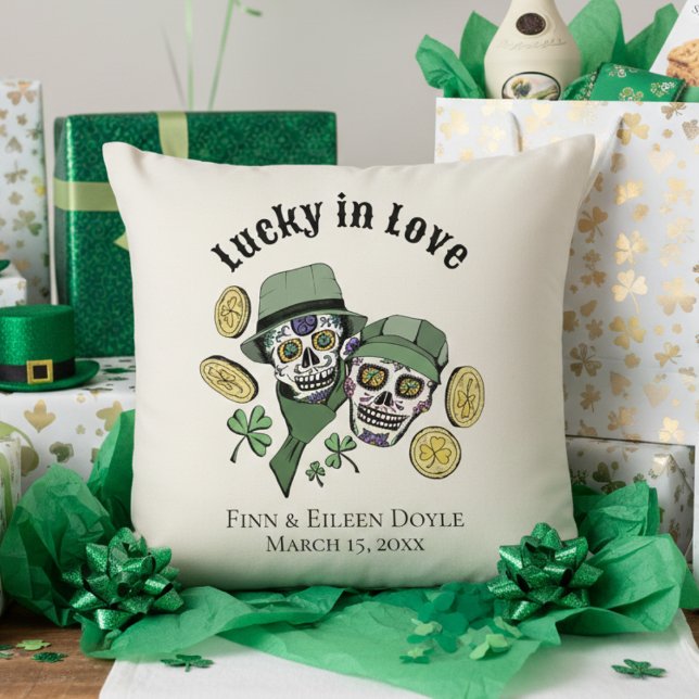 Almofada Lucky In Love Irish Sugar Skulls Recentemente (Lucky in Love Irish Couples Shower Ivory Pillows. Irish Sugar Skulls, Green Shamrocks, Gold Coins)