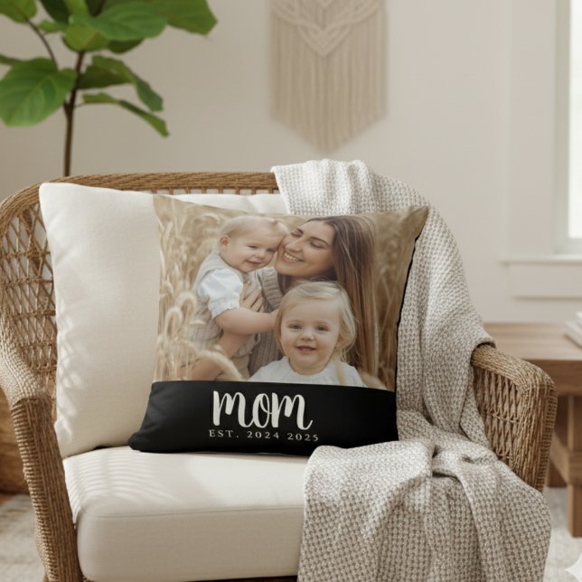 Almofada Mãe criou Foto de Script Moderno Preto (modern black and white mom established date custom photo pillow for mother's day or christmas gift)