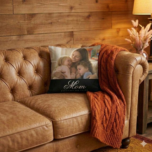 Almofada Mãe Estabeleceu Foto de Letra Elegante Branca (Mom Established White Elegant Script Photo Throw Pillow)