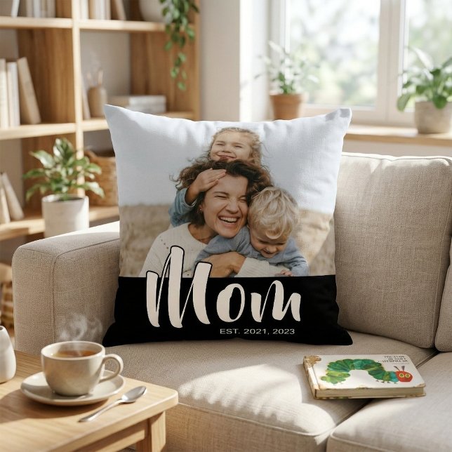 Almofada Mãe Estabeleceu Foto de Roteiro Moderno (Mom Established Modern Script Photo Throw Pillow)