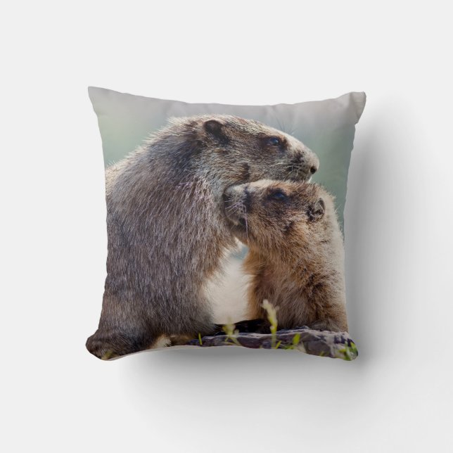 Almofada Mãe Marmota com Bebê (Frente)