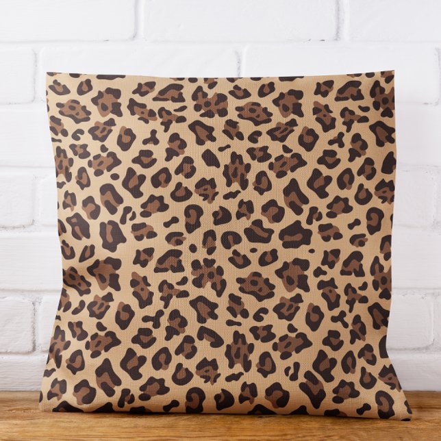 Almofada Manchas de leopardo modernas bege e marrom (Modern Tan and Brown Leopard Spot Outdoor Pillow)