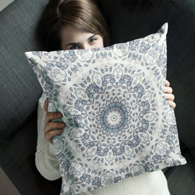 Almofada Mandalas Florais em Azul Empoeirado (Criador carregado)