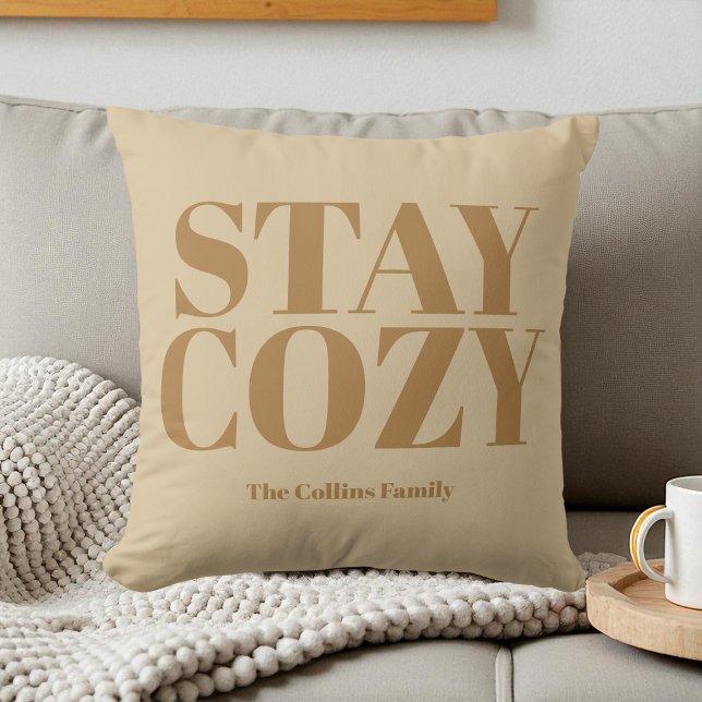 Almofada Mantenha Cozy Beige Tipografia Festiva Branca Seu  (Stay Cozy Beige Festive Typography White Your Name Throw Pillow)