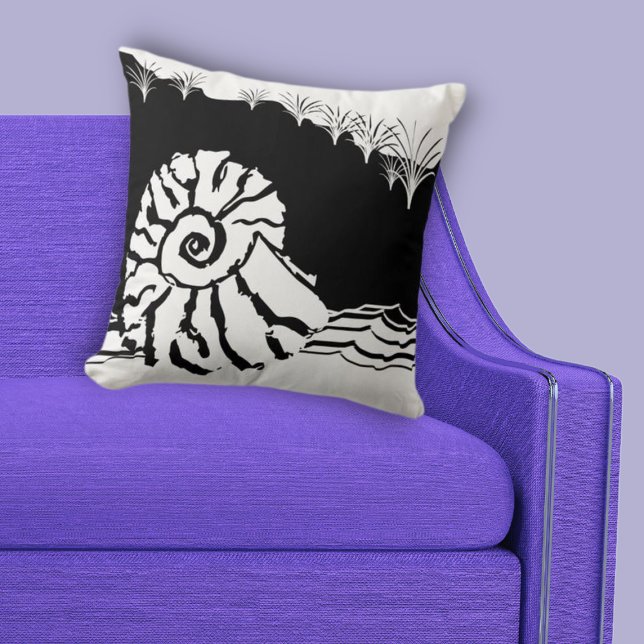 Almofada Mar de Shell Preto e Branco (Coastal Black & White Shore Shell Sea Throw Pillow)