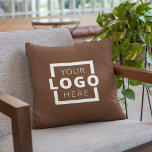 Almofada Marca do Promocional de logotipo da empresa person<br><div class="desc">Personalize facilmente este travesseiro decorativo de tendências com o logotipo da sua própria empresa. Você pode alterar a cor de fundo para corresponder ao seu logotipo ou às cores corporativas. Os travesseiros de promocional causam uma impressão duradoura, de modo que fazem ofertas, ofertas ou lembranças corporativas de excelentes para clientes,...</div>