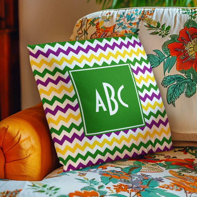 Almofada Mardi Gras Zigzag verde monograma (Green Monogrammed Mardi Gras Zigzag Throw Pillow)