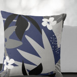 Almofada Marinho Azul e Cinza Abstrato Artístico Padrão Flo<br><div class="desc">Travesseiro decorativo moderno apresenta um abstrato floral artístico ousado em uma paleta de cores azul e cinza com sotaques preto e branco. Essa composição por abstrato é construída sobre combinações de folhas orgânicas e flores, que se sobrepõem e se entrelaçam para formar um padrão orgânico na moda. Os elementos de...</div>