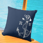 Almofada Marinho Azul Navio Ancoragem Náutica e Monograma d<br><div class="desc">Marinho azul de tendência navio náutico e travesseiro monograma de corda. Âncora do navio com emblema monográfico de corda colocado na parte do canto do travesseiro para o design náutico moderno. O verso apresenta um marinho moderno e design de faixa branca. Ilustrações desenhadas à mão por Moodthology.</div>