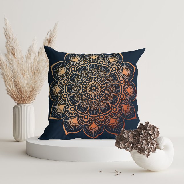 Almofada Marinho Moderno Blue Peach Mandala (Modern Navy Blue Peach Mandala Throw Pillow in a white room with dry flowers)