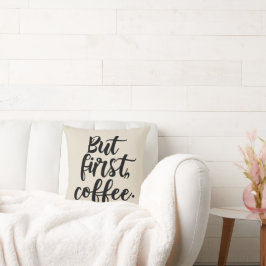 Almofada Mas Primeiro Café | Tipografia Moderna e Elegante