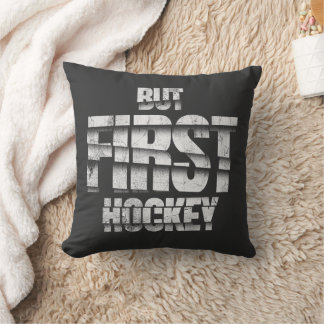 Almofada Mas Primeiro Hockey – Design de Citação Divertido