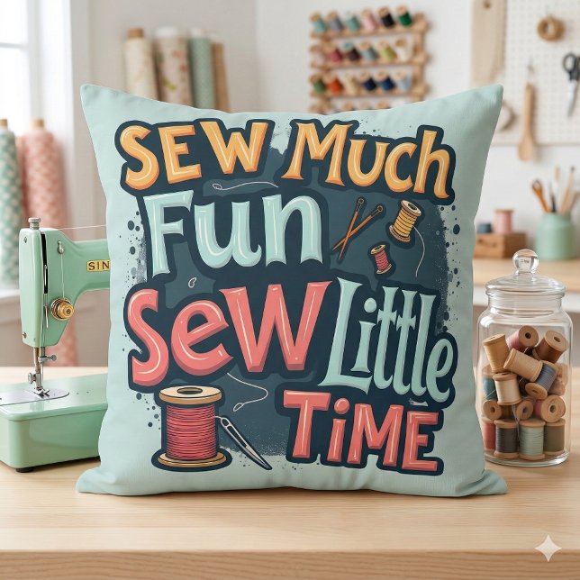 Almofada Mastigar Muito Divertido Pouco Tempo Retrorna Arte (Sew Much Fun Sew Little Time Retro Stitch Art Throw Pillow Mockup A)