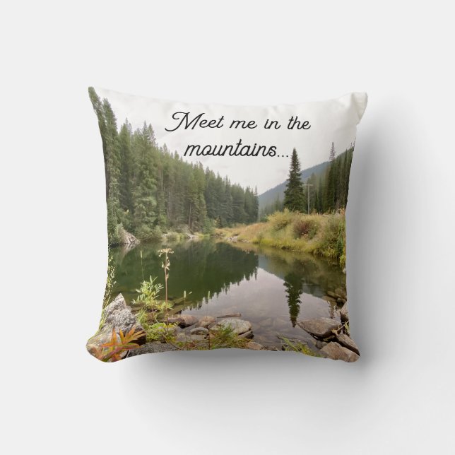 Almofada Meet Me in the Mountains Decorative Pillow (Frente)