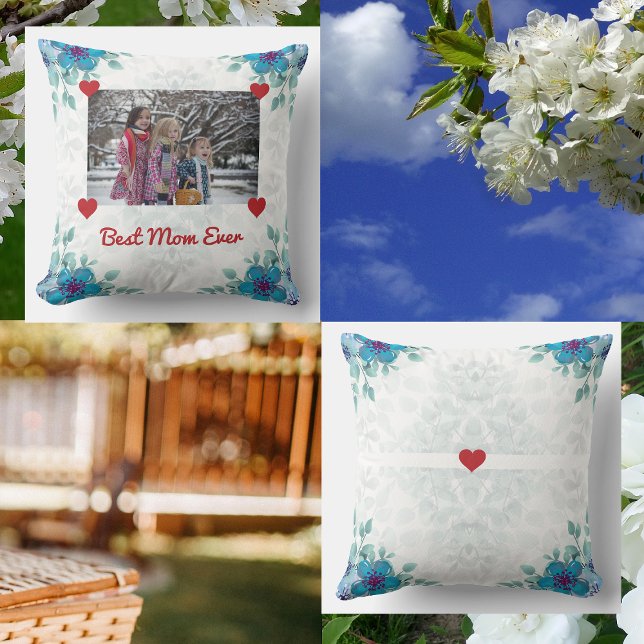 Almofada Melhor Mãe Elegante Foto Corta Script Moderno (Best Mom Ever, personalized floral pillow for Mother's Day with a photo held up by red hearts)