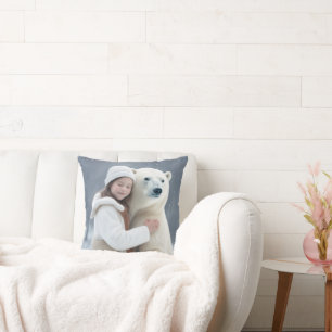 Almofada Menina abraçando um urso polar