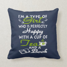 Menina com um copo do chá e de um livro