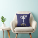 Almofada Menorah Paleo Hebraico<br><div class="desc">Menorah Paleo Hebraico a escrever. Personalize adicionando seu próprio nome. Para fazer deste seu próprio design 'Clique para personalizar mais' ... ou 'Transferir este design' para impressão o mesmo design em um produto diferente. De onde vem o Menorah? Ela vem da Bíblia, no livro de Êxodo, no capítulo 25 verso...</div>