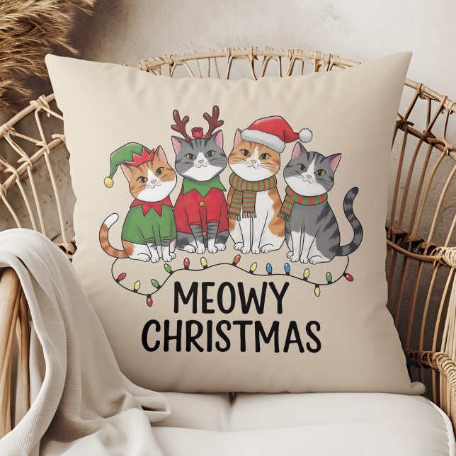 Almofada Meowy Christmas Funny Cats - Cute Holiday  (Meowy Christmas Funny Cats - Cute Holiday Throw Pillow in a boho rattan armchair.)