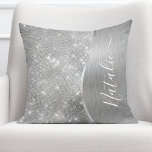 Almofada Metálico Personalizado Da Glitter De Prata Glam<br><div class="desc">Personalize facilmente este metal escovado prateado e um travesseiro decorativo brilhante brilhante com padrão de brilho com seu próprio nome personalizado.</div>