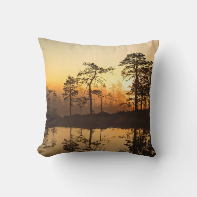 Almofada Misty Sunrise na Floresta - Árvores Refletidas (Frente)