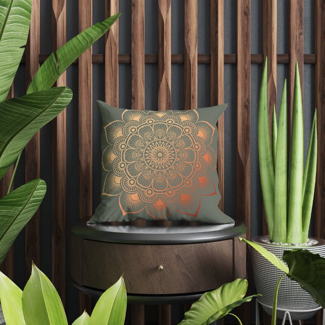 Almofada Modern Sage Green Peach Mandala (Modern Sage Green Peach Mandala Throw Pillow in a beautful brown and green boho room.)