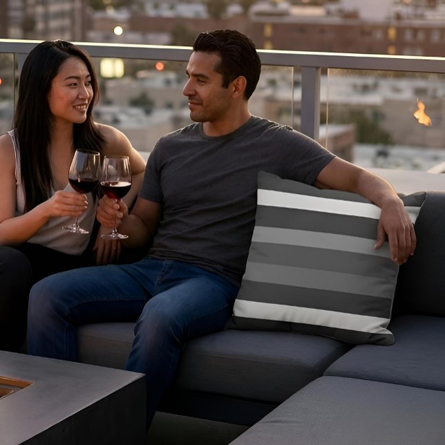 Almofada Moderna Linear | Carbon & Obsidian (Lifestyle Shot (outdoor fabric))