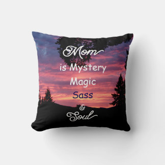 Almofada Mom is Mystery, Magic, Sass & Soul Throw Pillow