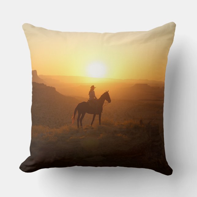 Almofada Monochromatic Golden Hour Cowboy Silhouette Desert (Frente)