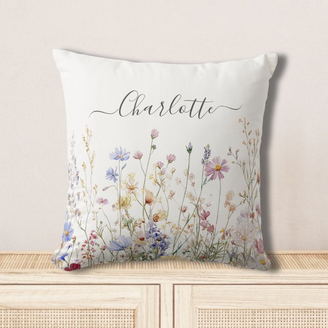 Almofada Monogram Watercolor Rustic Pretty Wildflower Field (In situ)