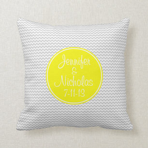 Almofada Monograma amarelo com o travesseiro cinzento de