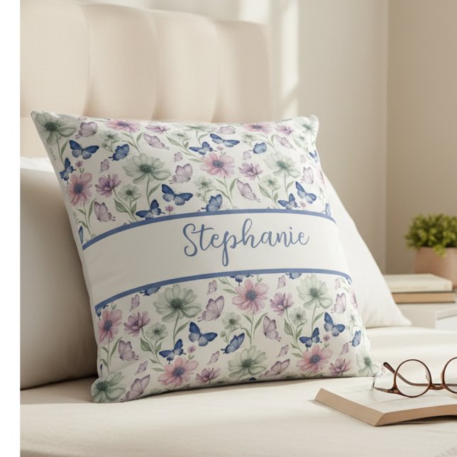 Almofada Monograma Borboleta Floral de Lavanda (Personalized floral butterfly throw pillow)
