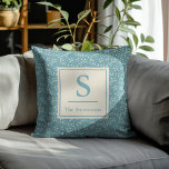 Almofada Monograma Botânico Branco Azul-Vintage Personaliza<br><div class="desc">Adicione um toque de charme de vintagem ao seu espaço com este travesseiro decorativo na moda, com um simples padrão botânico azul-lacrimogênio e branco. Perfeito para elevar qualquer sala, esse design elegante pode ser personalizado com seu nome de família e monograma para um toque único. Uma bela mistura de estilo...</div>