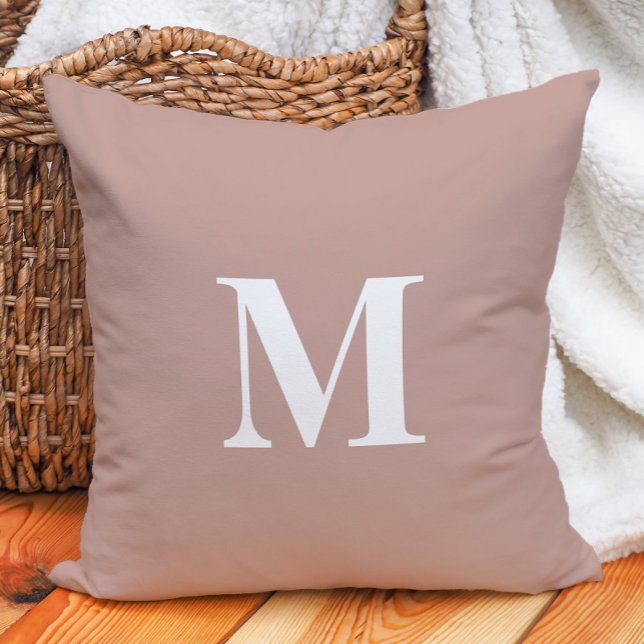Almofada Monograma branco cor-de-rosa com cor vermelha (Editable Color Blush Pink White Monogram Throw Pillow)