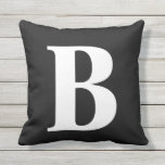 Almofada Monograma Branco Preto Proporção Inicial<br><div class="desc">O Travesseiro inicial do Monograma branco preto vai iluminar os móveis do seu pátio.  
CLIQUE EM PERSONALIZAR OPÇÃO MODELO E ENTRE A CARTA MONOGRAMA.
Fundo preto negrito personalizável em ambos os lados do travesseiro.  Grande letra de monograma branco centrada na frente.</div>
