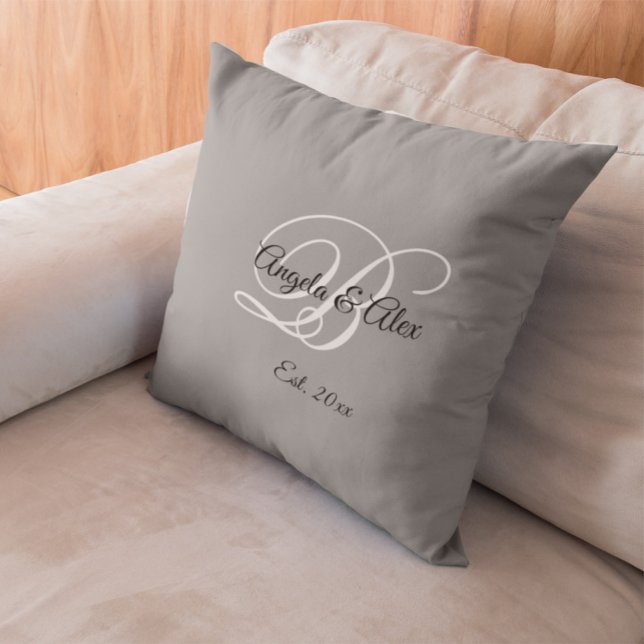 Almofada Monograma Cinza Chique de Aniversário de Casamento (Gray Fancy Wedding Anniversary Monogram Outdoor Pillow)