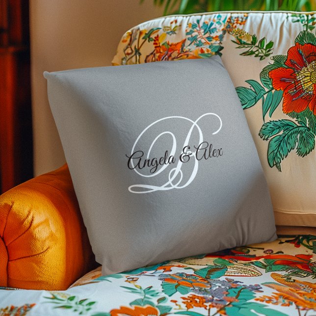 Almofada Monograma cinza de roteiro sofisticado preto e bra (Black and White Fancy Script Monogram Gray Throw Pillow)