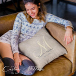 Almofada Monograma De Burlap Russo Simples<br><div class="desc">Elevem o charme da vossa casa com este Travesseiro decorativo Simples Rustic Beige Burlap Monogrammed. É uma combinação única de função e estilo perfeita para aprimorar cada canto. Com seu design facilmente personalizável, ele permite mostrar sua personalidade e atender aos seus gostos estéticos. Proporciona conforto aconchegante e uso duradouro. O...</div>