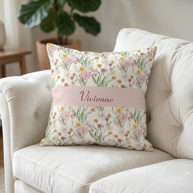 Almofada Monograma de Nome de Flor Silvestre de Aquarela Ve (Pink Green Watercolor Wildflower Name Throw Pillow)