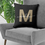 Almofada Monograma de Nome Inicial Dourado Preto Elegante<br><div class="desc">Almofada de lançamento com monograma de nome inicial personalizado em preto e dourado. Esta almofada de monograma elegante combina estilo minimalista moderno com um toque sofisticado, tornando-se um acessório versátil para qualquer quarto. Apresenta uma inicial dourada ousada e plana numa tonalidade castanha quente (sem folha ou brilho) num fundo preto...</div>