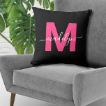Almofada Monograma de Nome Inicial Feminino Rosa Vibrante<br><div class="desc">Almofada de Arremesso com Nome Inicial Monograma Rosa Magenta Personalizado. Esta estilosa almofada de monograma combina um visual moderno e minimalista com um charme sofisticado e atual, tornando-a um acessório versátil para qualquer cômodo. Ela apresenta uma inicial magenta rosa quente e ousada contra um fundo preto elegante, com um nome...</div>