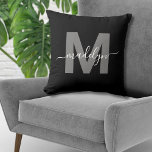 Almofada Monograma de Nome Inicial Preto Personalizado<br><div class="desc">Travesseiro decorativo Monograma Personalizado de Nome Inicial Preto e Branco. Este travesseiro de monograma chic combina um estilo moderno minimalista, limpo e simples com uma vibração sofisticada mas tendenciosa, fazer-a uma versátil peça de sotaque. Apresentando uma cinza ousada sobre um fundo preto elegante com um nome elegante de caligrafia branca,...</div>