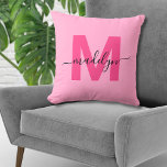 Almofada Monograma de Nome Inicial Rosa Vibrante<br><div class="desc">Linda Almofada de Arremesso com Nome Personalizado em Rosa Quente e Monograma para Decoração de Casa. Esta almofada de monograma elegante combina um estilo moderno minimalista, limpo e simples com um visual sofisticado e trendy, tornando-a uma peça de destaque versátil. Com uma inicial ousada em rosa quente sobre um fundo...</div>