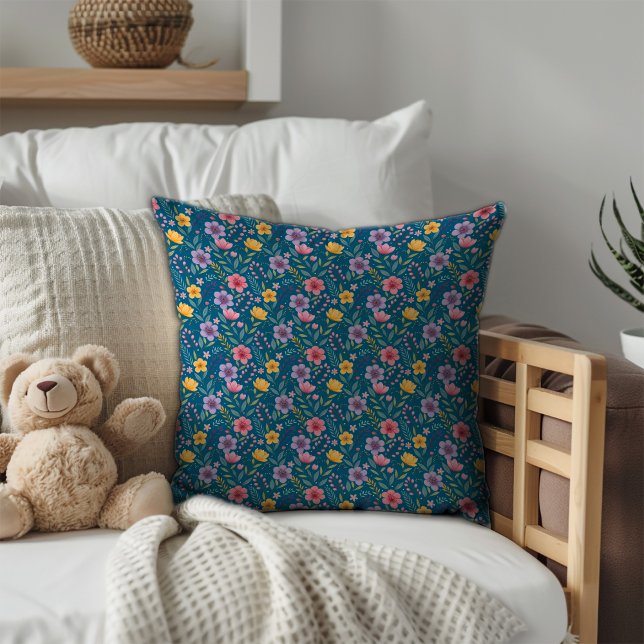 Almofada Monograma de padrão floral simples, azul-pastel (Criador carregado)