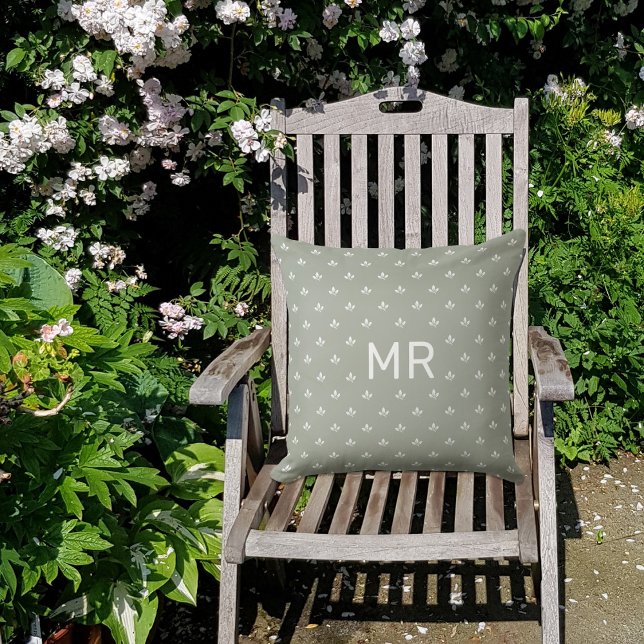 Almofada Monograma de Padrão Moderno | Travesseiro exterior (Custom monogram accent outdoor pillow with modern leaf pattern decor. Initials gift idea for men.)