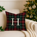 Almofada Monograma de Tartan Foliday<br><div class="desc">Adicione um toque festivo à sua decoração de férias com esta travesseiro típica de xadrez tartana em vermelho e verde de Natal tradicional. Personalize com seu monograma inicial de solteiro no centro.</div>