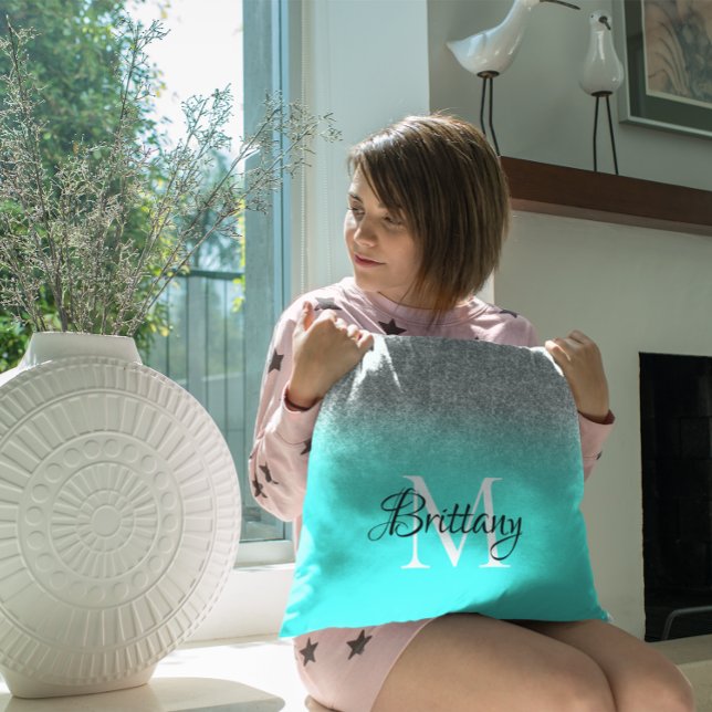 Almofada Monograma do brilho da turquesa prateada (Silver Glitter Turquoise Ombre Monogram Throw Pillow)