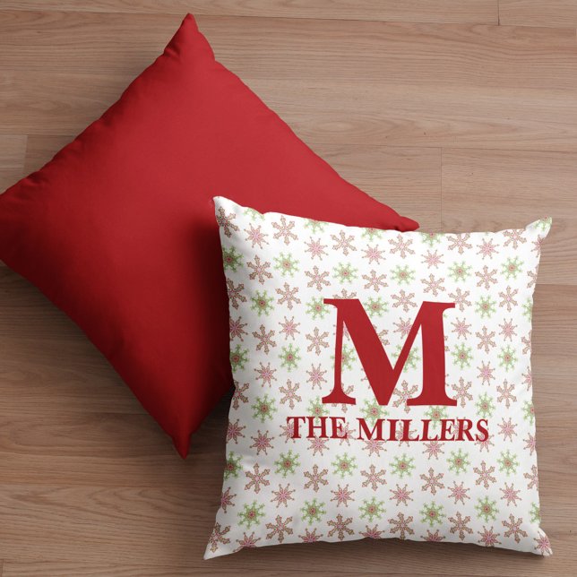 Almofada Monograma do Floco de Neve Vermelho Natal Personal (Christmas red and green colorful snowflake pattern monogram pillow)